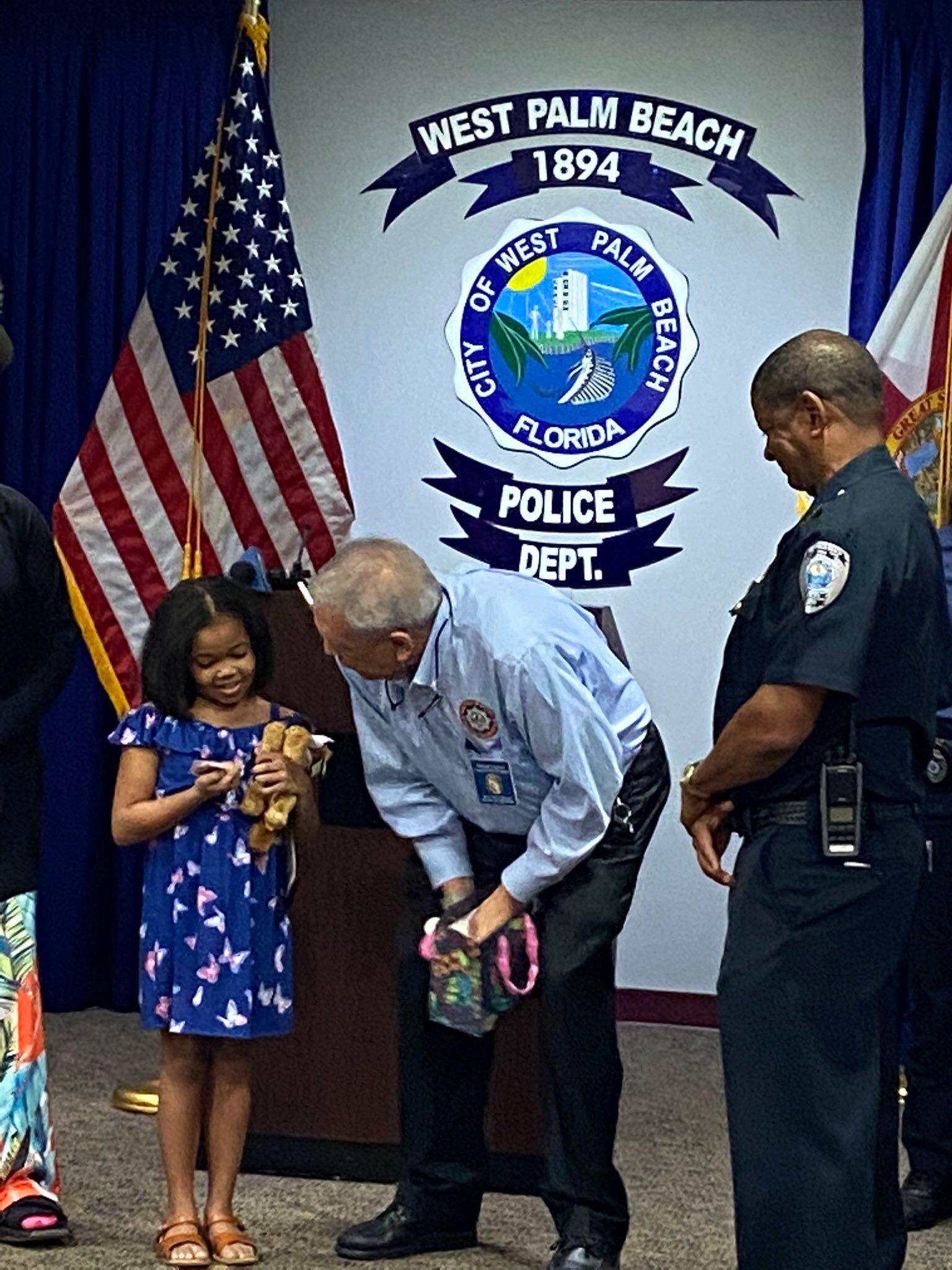They decorated the girl who confronted the thief who attacked her mother (Photo: Twitter / @WestPalmPD)