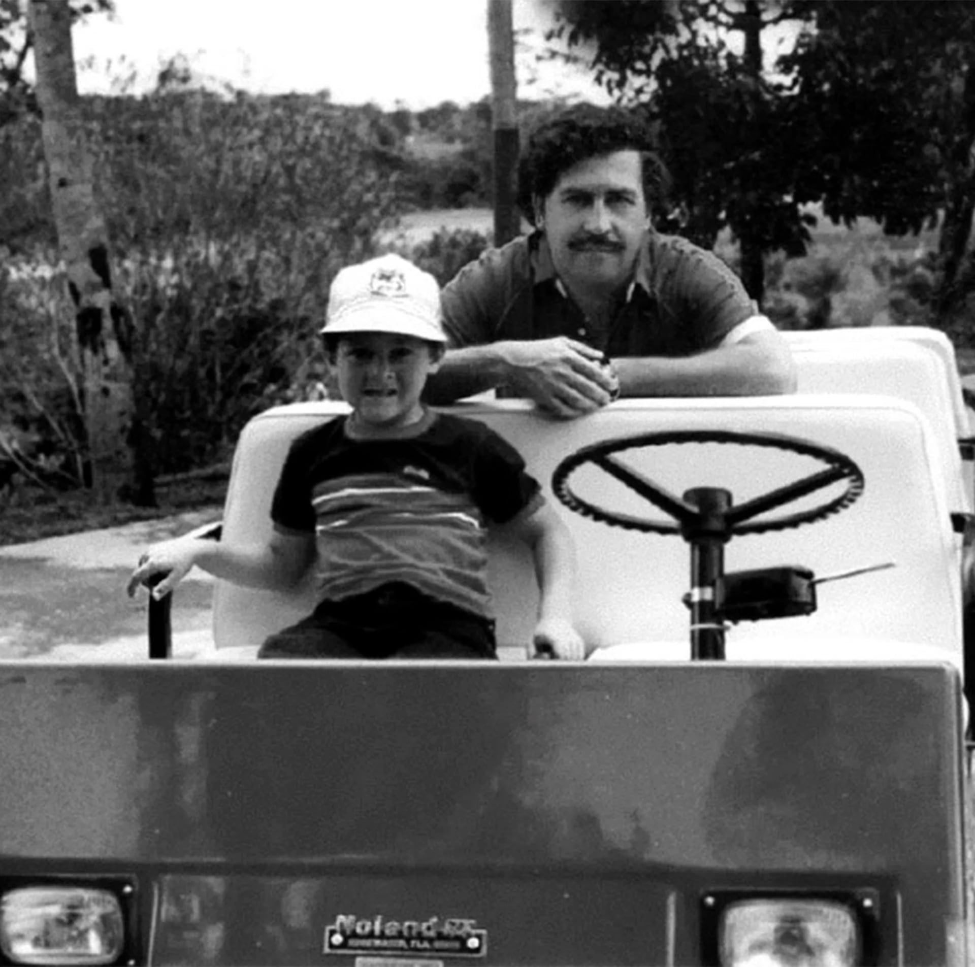 Pablo Escobar Gaviria junto a su hijo mayor, Juan Pablo, en la hacienda Nápoles (foto del álbum personal)