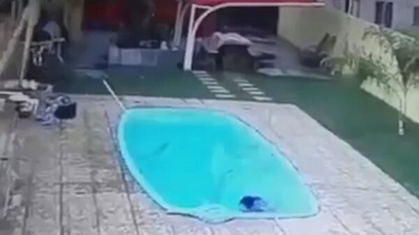 El delincuente terminó ahogándose en la piscina