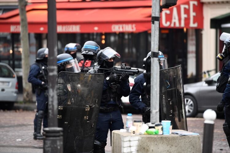 Un policía sostiene un lanzador de balas de goma defensivo de 40 milímetros (LBD 40) cerca de la Porte de Champerret (Foto de Martin BUREAU / AFP)