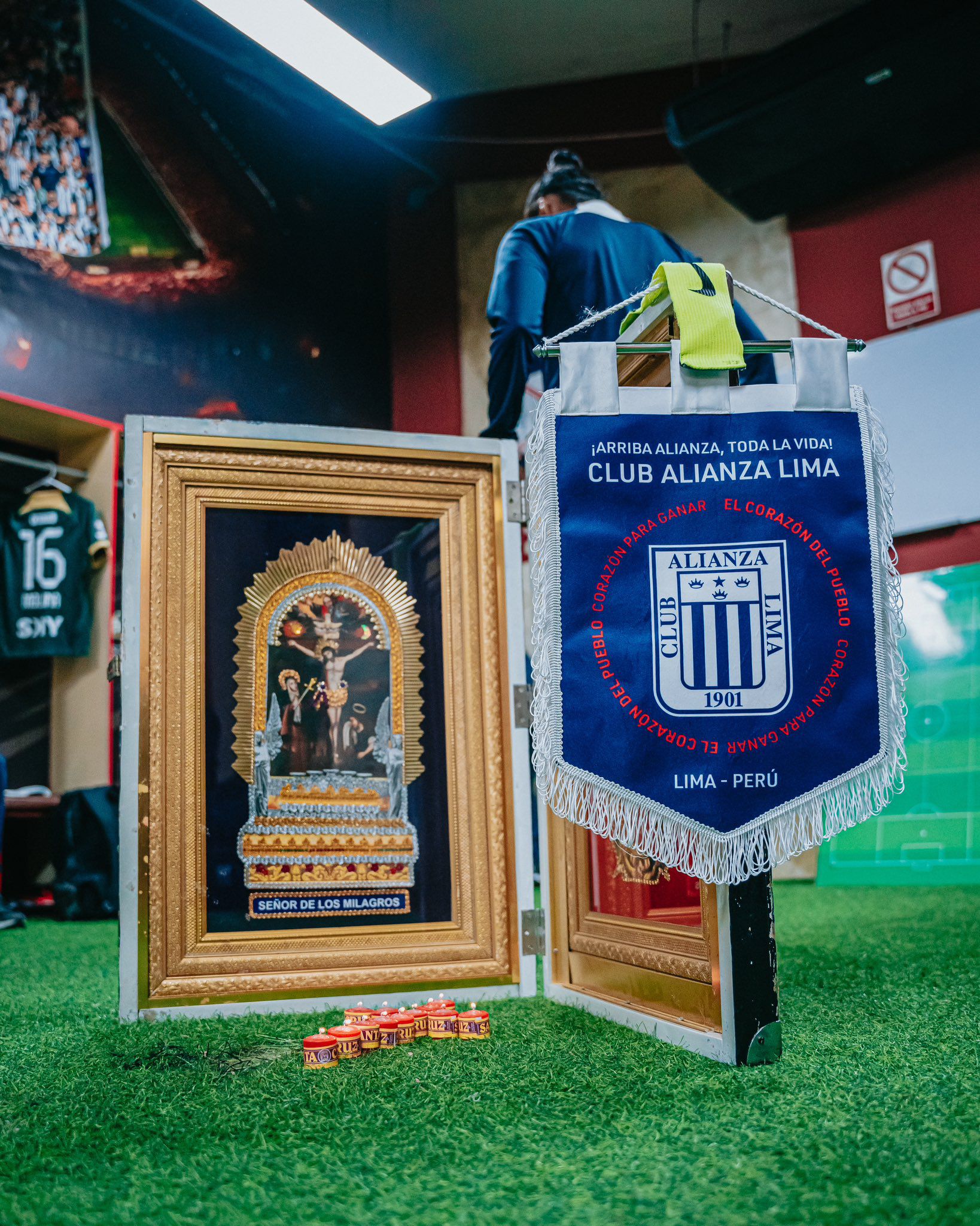 El Señor de los Milagros presente en el vestuario de Alianza Lima en el estadio Monumental.