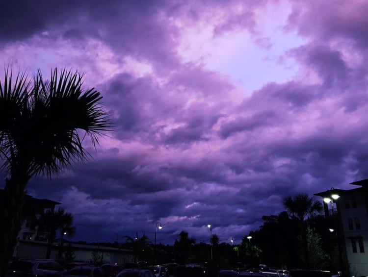 Los residentes de distintas partes de Florida publicaron en sus redes sociales diversas instantáneas para documentar el hermoso color que tomó el cielo tras el paso de la tormenta (Foto: Twitter)