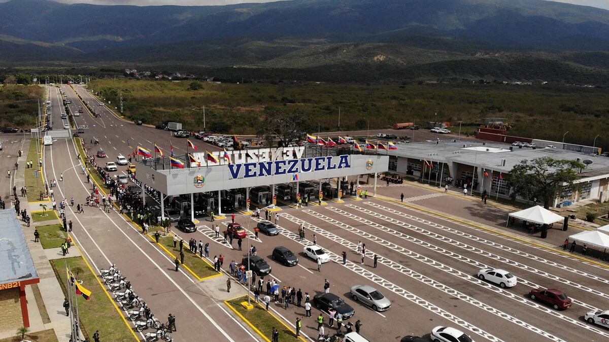 Caos vial en la frontera con Venezuela por cierre en el lado colombiano antes de la medianoche