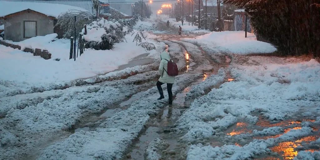 Bariloche bajo nieve: murió un bebé recién nacido y las clases siguen suspendidas por el temporal que comenzó el viernes