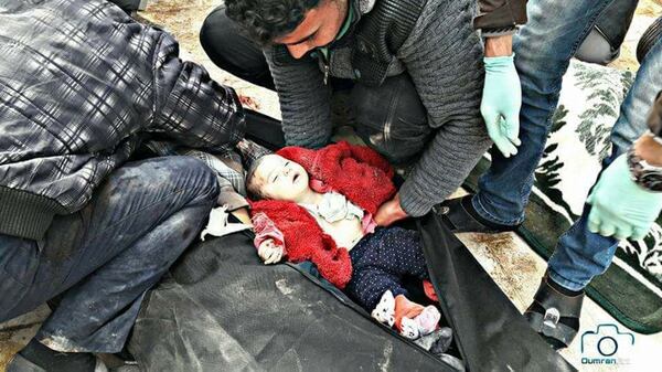 Un niño herido en los bombardeos en Saraqeb (Syria Civil Defense)