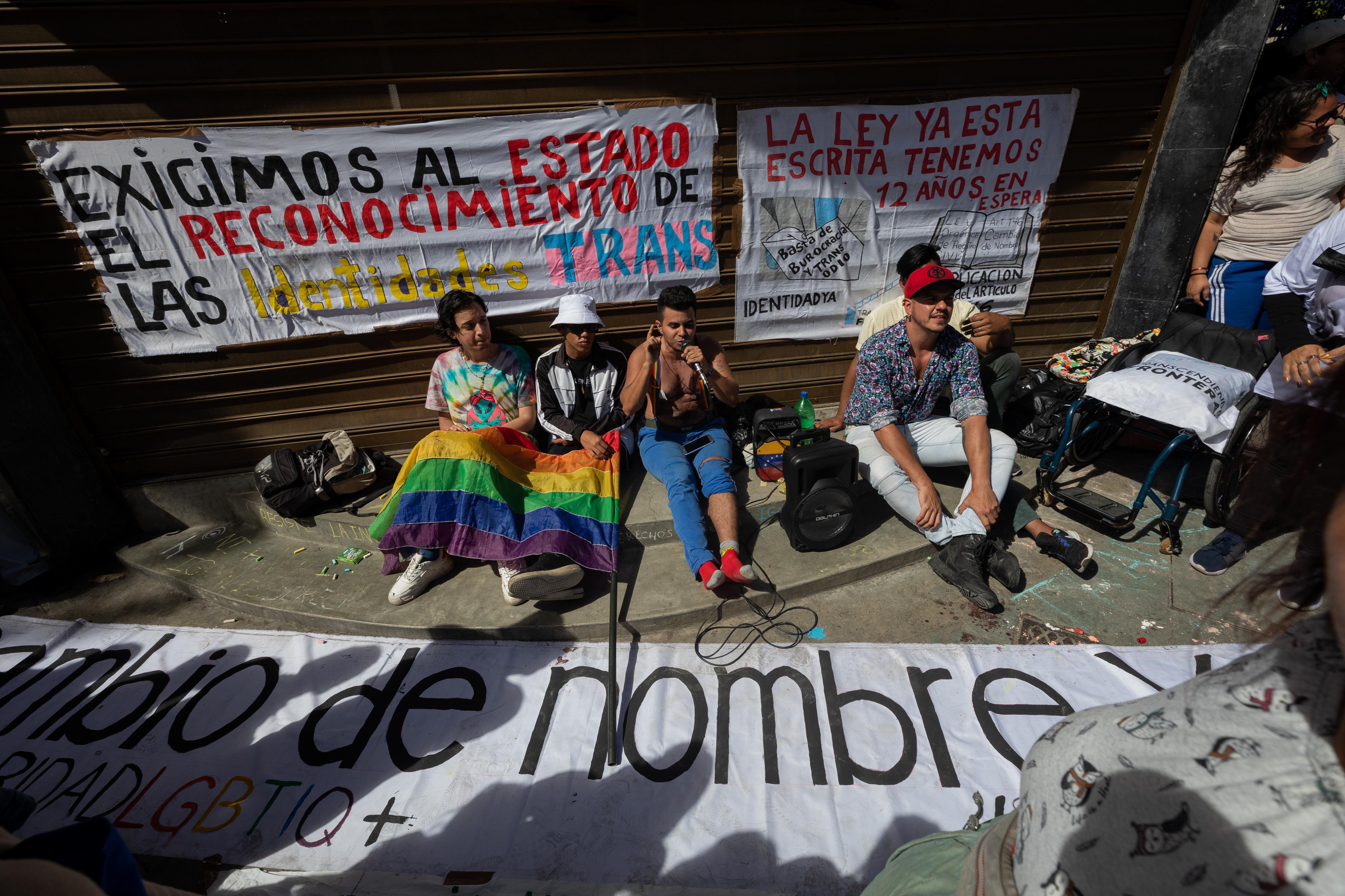Activistas de la comunidad LGBTQ en una protesta en Caracas (EFE/ Rayner Peña R.)