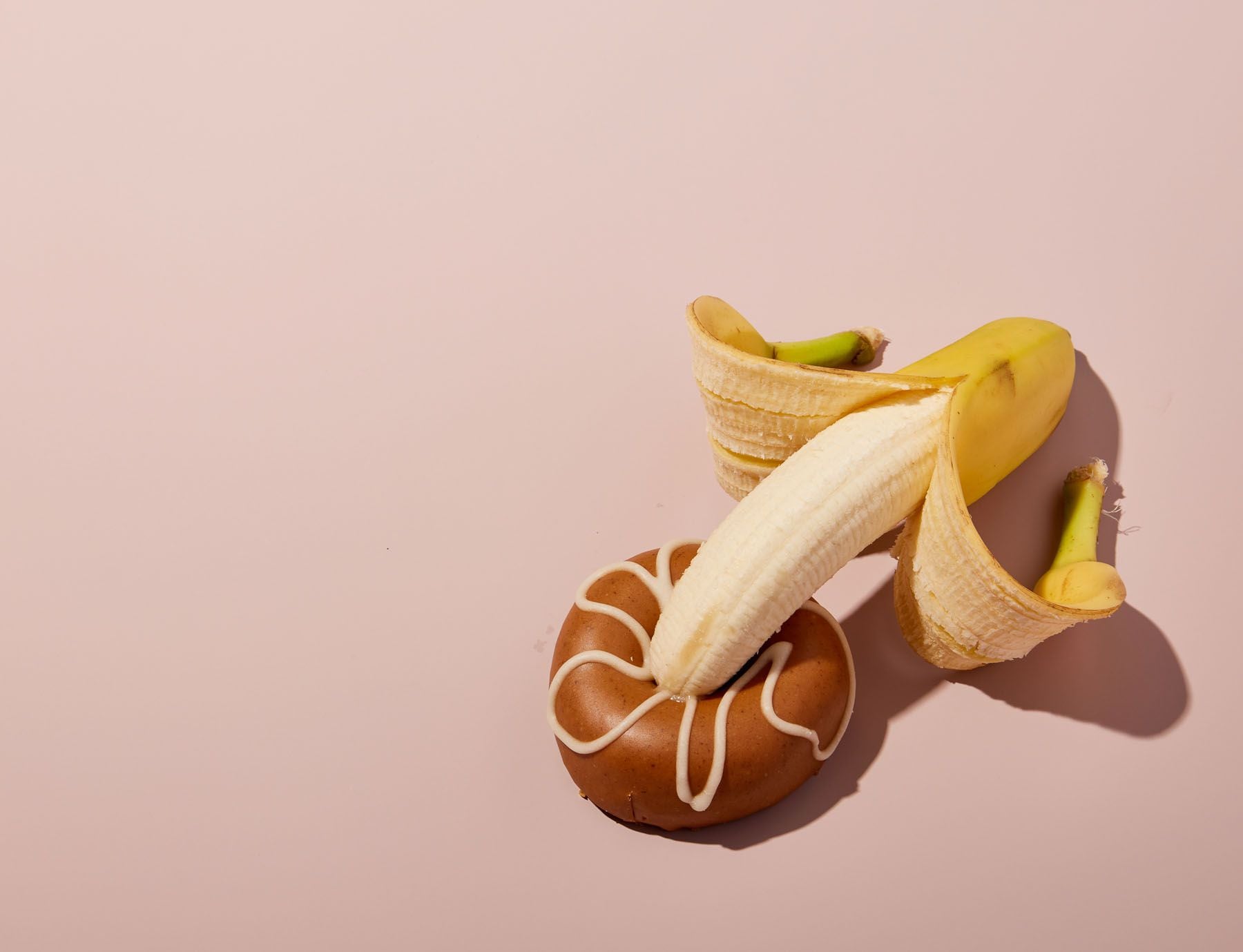 Un plátano con la punta dentro de una dona simbolizando el coito vaginal (Sellvavs.Life)