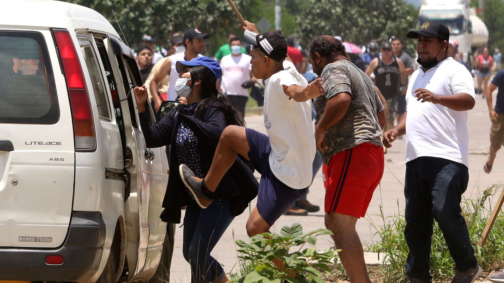 Opositores criticaron que solamente hubiera detenciones de personas que protestan contra la ley y no así de los grupos oficialistas que intentan romper la huelga con violencia, como se muestra en la foto (EFE)

