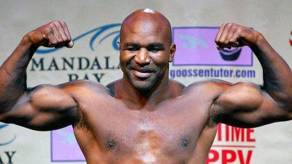 Evander Holyfield quiere hacer una pelea con Mike Tyson. 