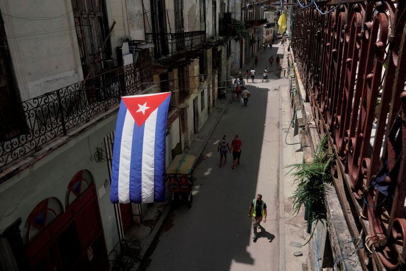 Imagen de archivo de una bandera cubana colgando en una calle en el centro de La Habana, Cuba. 15 de julio, 2021. REUTERS/Alexandre Meneghini/Archivo