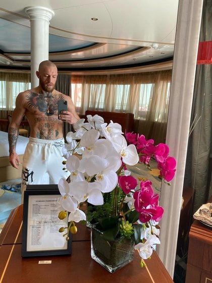 El luchador se sacó una selfie en uno de los espejos del inmenso yate (@thenotoriousmma)