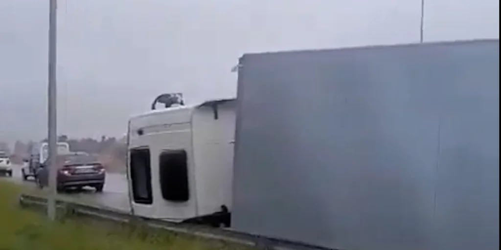 Las consecuencias del temporal en la Provincia: en Mar del Plata se volaron marquesinas y volcó un camión