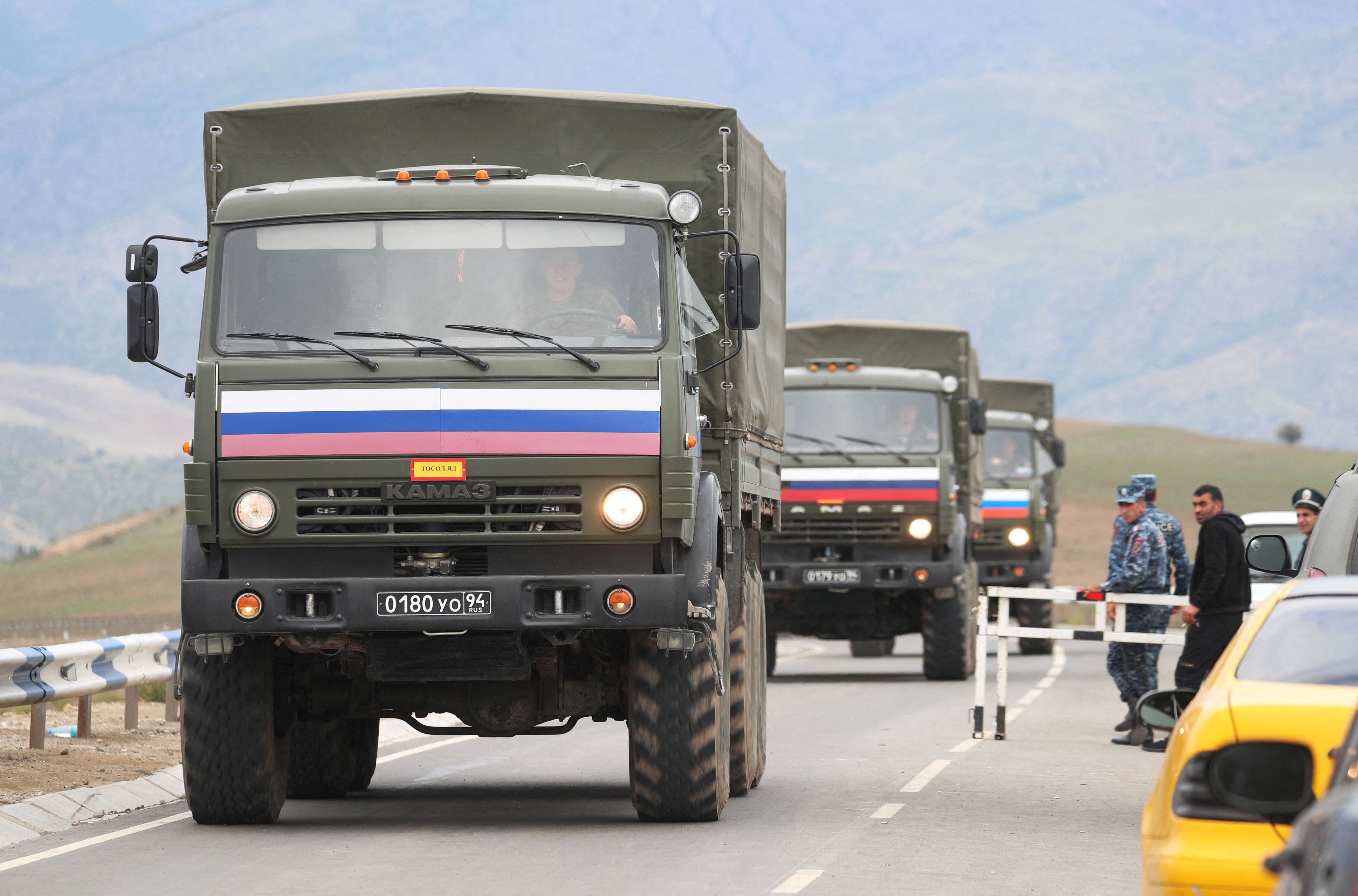Vehiculos de las fuerzas de mantenimiento de paz rusas en Nagorno-Karabaj (REUTERS/Irakli Gedenidze/archivo)