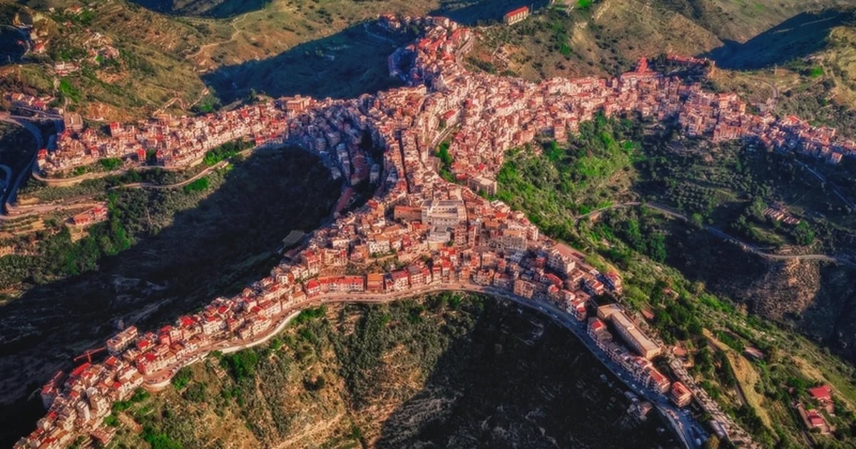 La curiosa città italiana in forma umana che vanta un ricco patrimonio archeologico e uno dei panorami più belli dell’Etna