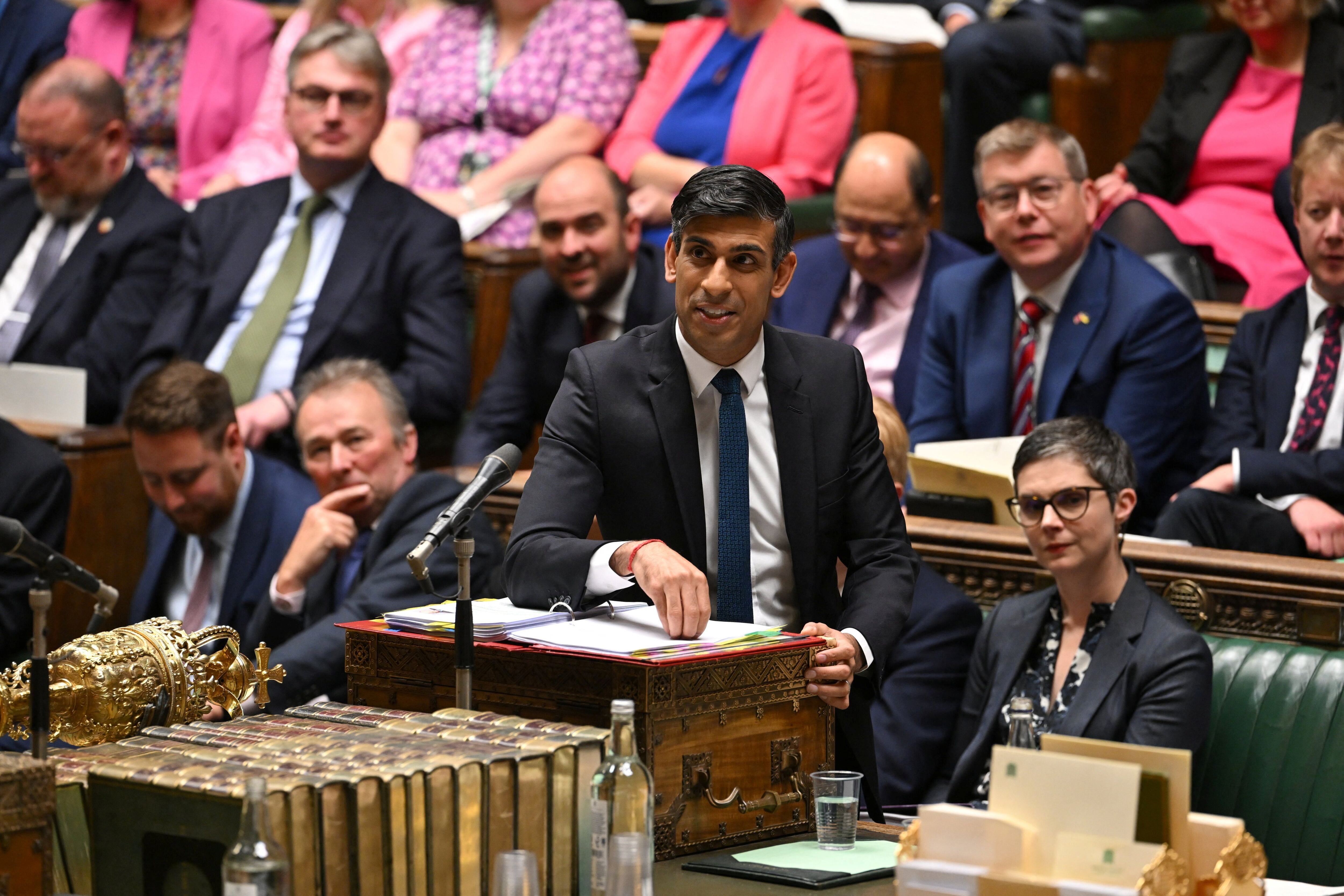 El primer ministro británico, Rishi Sunak, habla en la Cámara de los Comunes en Londres. FOTO: Jessica Taylor/Handout via REUTERS.