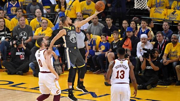 Stephen Curry fue la gran figura con 33 puntos y un récord histórico en triples (Reuters)