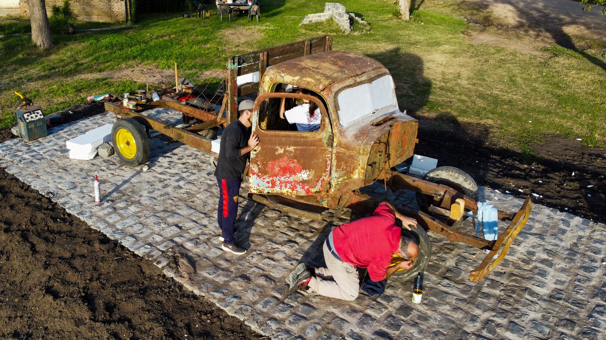 Durante los arreglos del antiguo vehículo que se convirtió en el Monumento al Circo Criollo (Fotos: Instagram @espardenya.sanmayol)