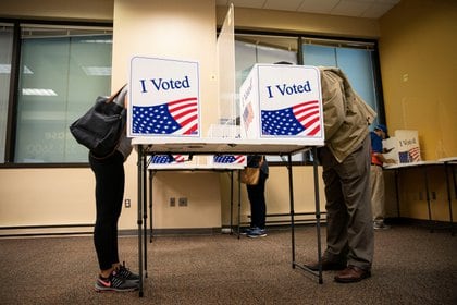 La gente llena sus boletas en un sitio de votación anticipada en Arlington, Virginia, el 18 de septiembre de 2020. REUTERS/Al Drago