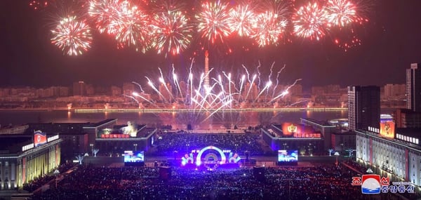 El régimen de Kim Jong-un organizó una gran celebración por Año Nuevo en Pyongyang (KCNA via REUTERS)
