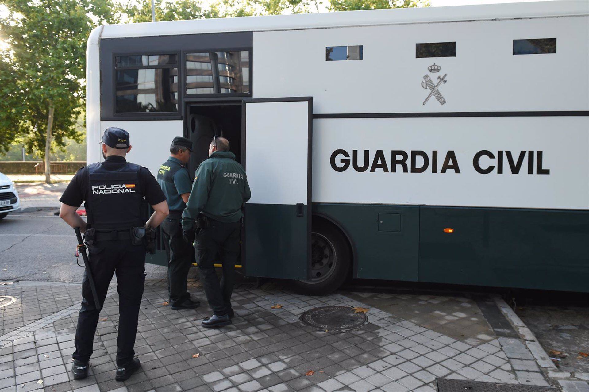 Varios agentes de la Guardia Civil y de la Policía Nacional. (Gustavo Valiente/Europa Press)