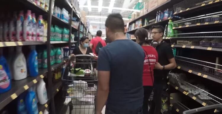 Es posible observar que en los pasillos del supermercado no había espacio suficiente para que el youtuber mantuviera las medidas de sana distancia. (Captura: Youtube/SoyDavidShow)