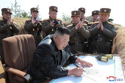 Esta de marzo es una de las últimas apariciones de Kim supervisando directamente ensayos de artillería (KCNA vía REUTERS)