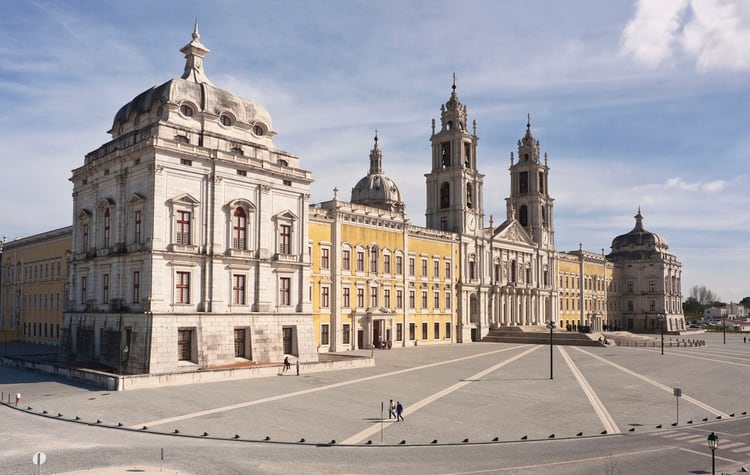 Alberga el palacio real, la capilla de estilo barroco romano más importante de la ciudad, entre otros (UNESCO)