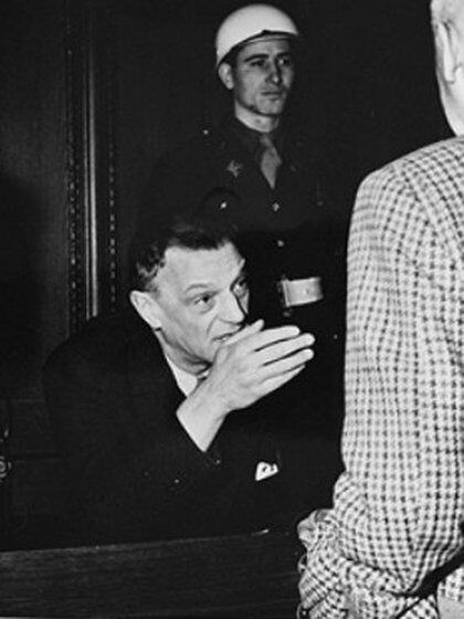 Arthur Seyss-Inquart  habla con Wilhelm Frick durante el juicio de Nuremberg