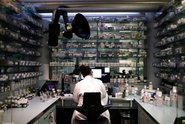 En un empleado trabaja en el laboratorio de Givaudan en Paris, France, REUTERS/Gonzalo Fuentes