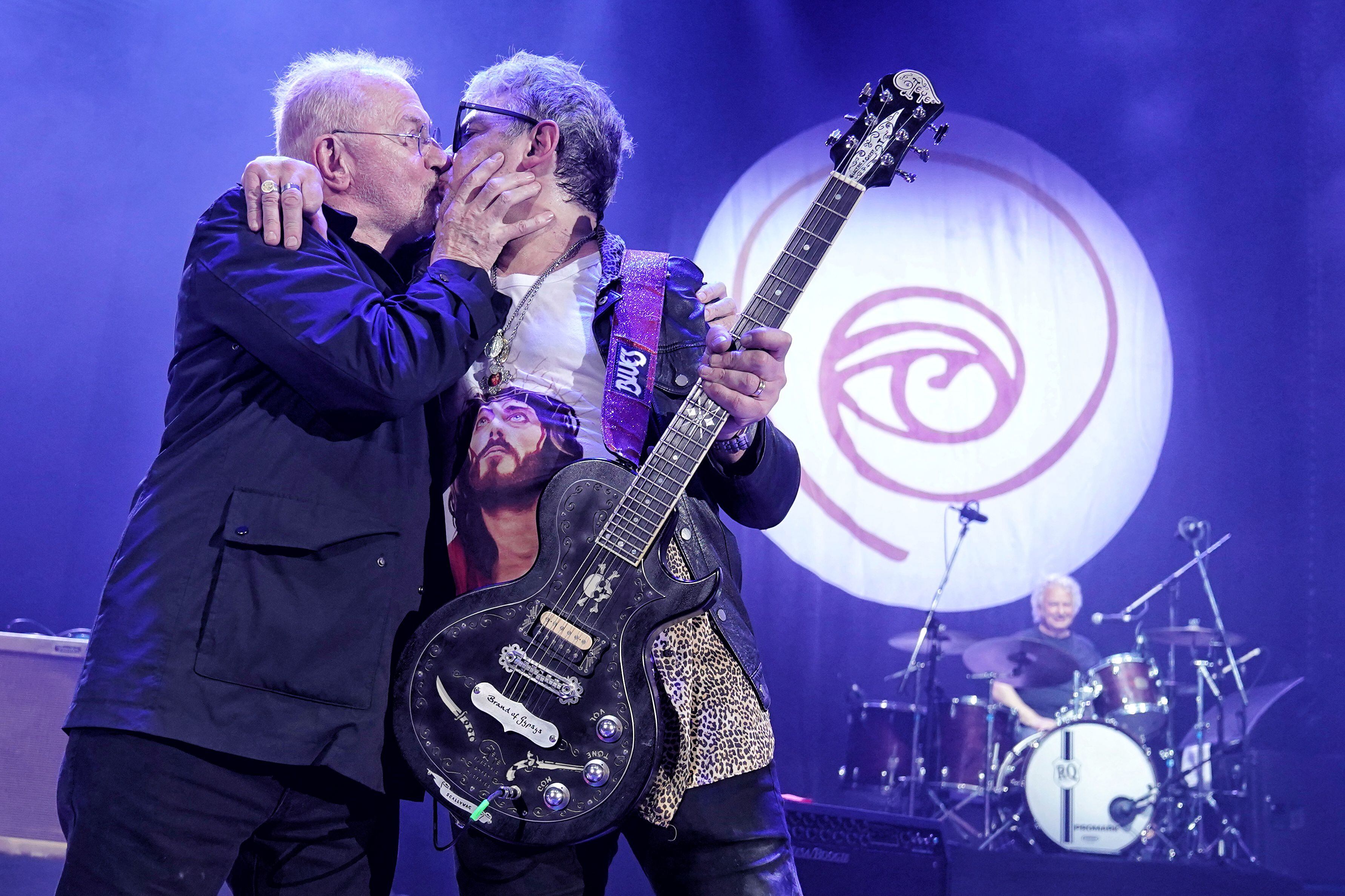 Un pico entre Andrew Loog Oldham y Juanse