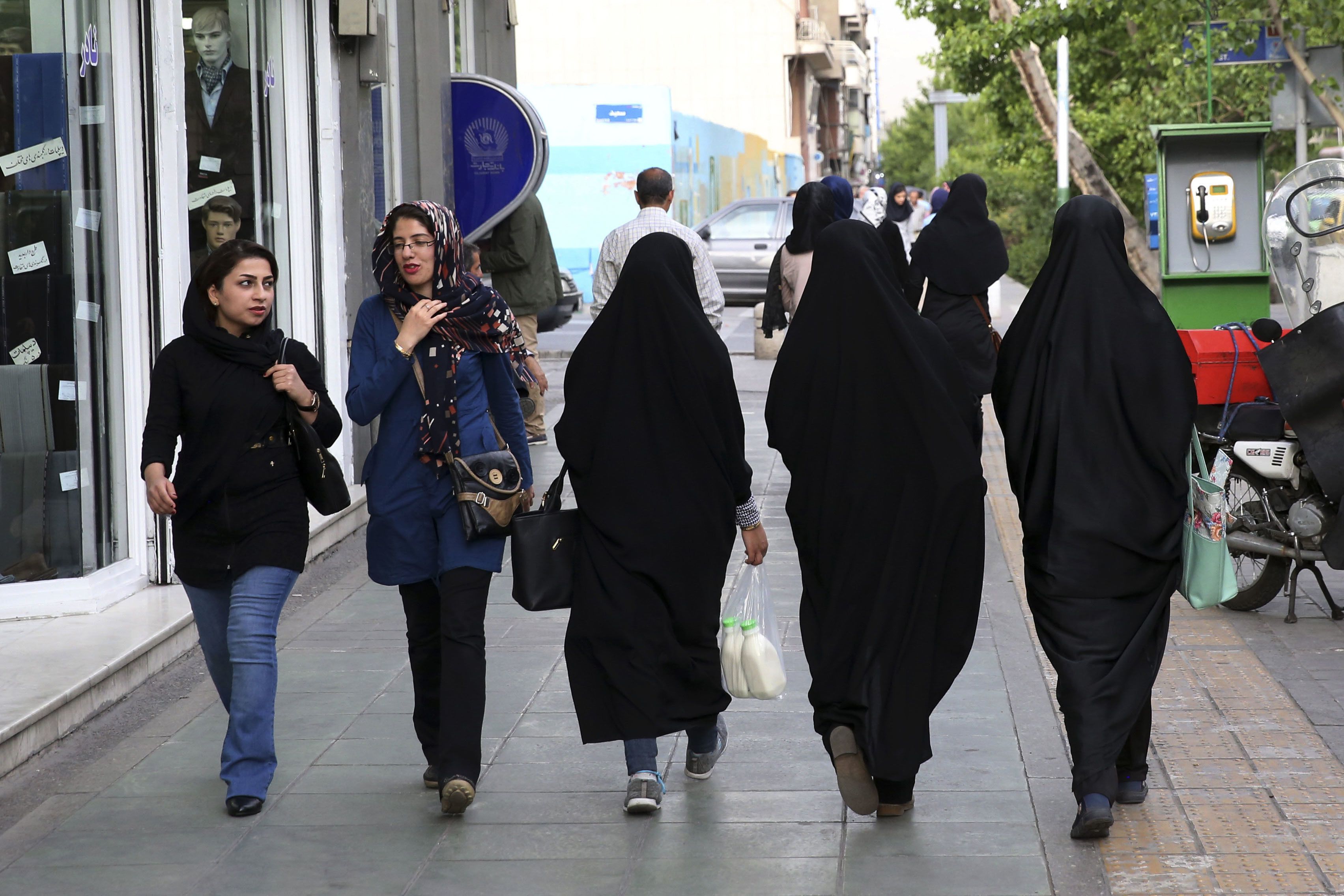 Mujeres en el centro de Teherán (AP)