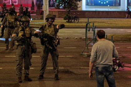Miembros bien armados de las fuerzas de seguridad hablan con los manifestantes (REUTERS / Vasily Fedosenko)