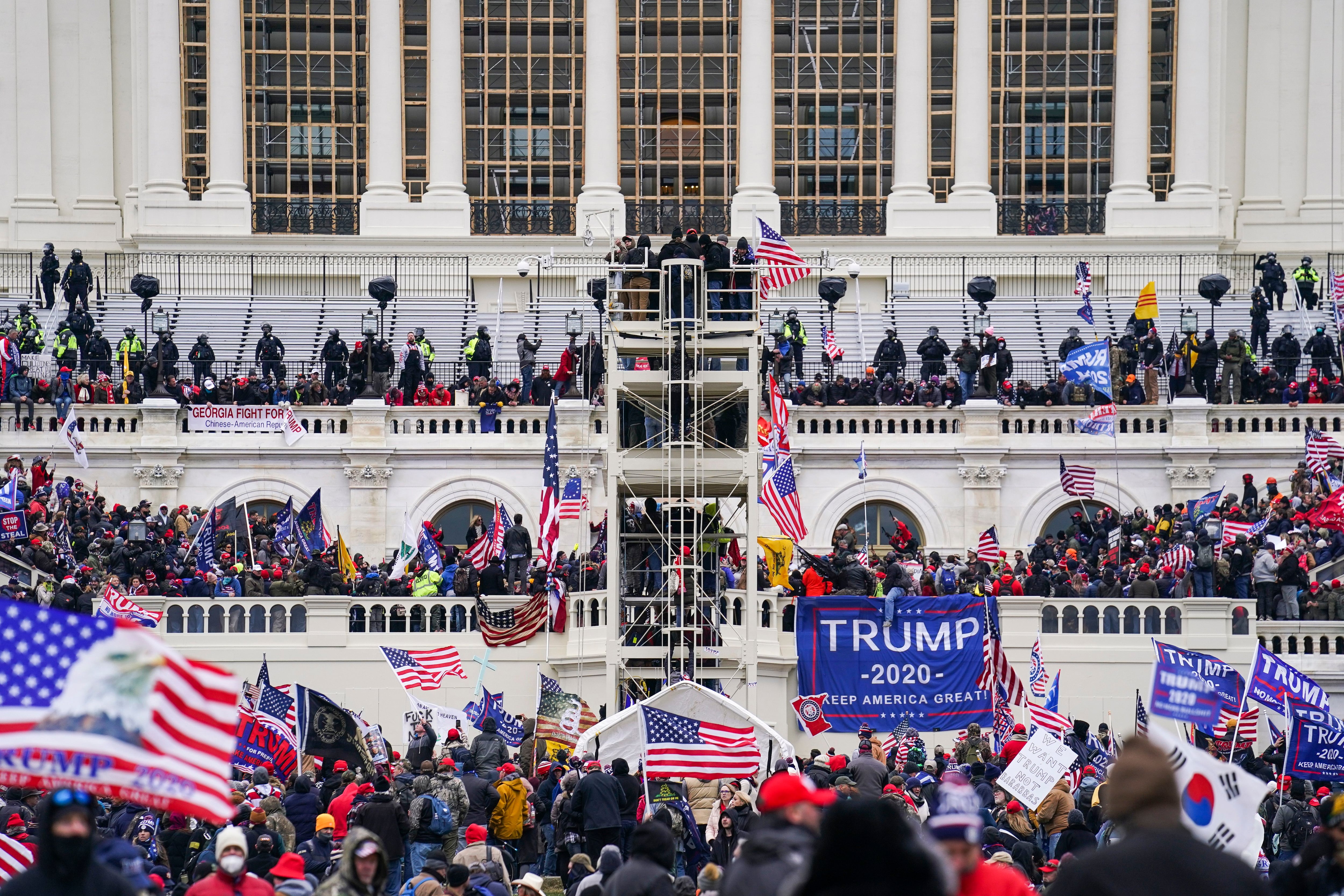 Seguidores de Donald Trump asaltaron el Capitolio de EEUU en enero de 2021 tras la derrota del republicano en las elecciones (AP Foto/John Minchillo)
