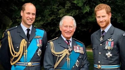 El príncipe Carlos de Inglaterra con sus hijos William y Harry 