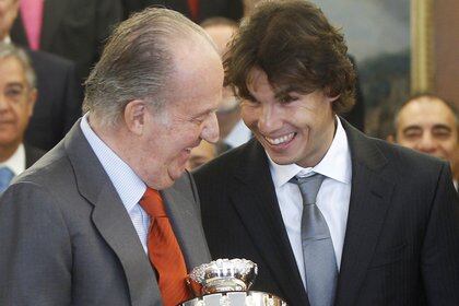 zzzzinte1Spanish King Juan Carlos (L) jokes with Spanish tennis player Rafael Nadal (C) and David Ferrer as he holds a replica of the Davis Cup trophy the Spanish team won in 2011 for the fifth time during a meeting at Zarzuela Palace  in Madrid, on February 14, 2012. AFP PHOTO / Susana Vera POOL
zzzz