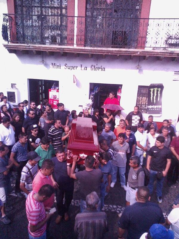 Tres mil personas acudieron a la misa de cuerpo presente y después marcharon en Taxco para exigir a las autoridades que encuentren a César, asesino de Magdalena.