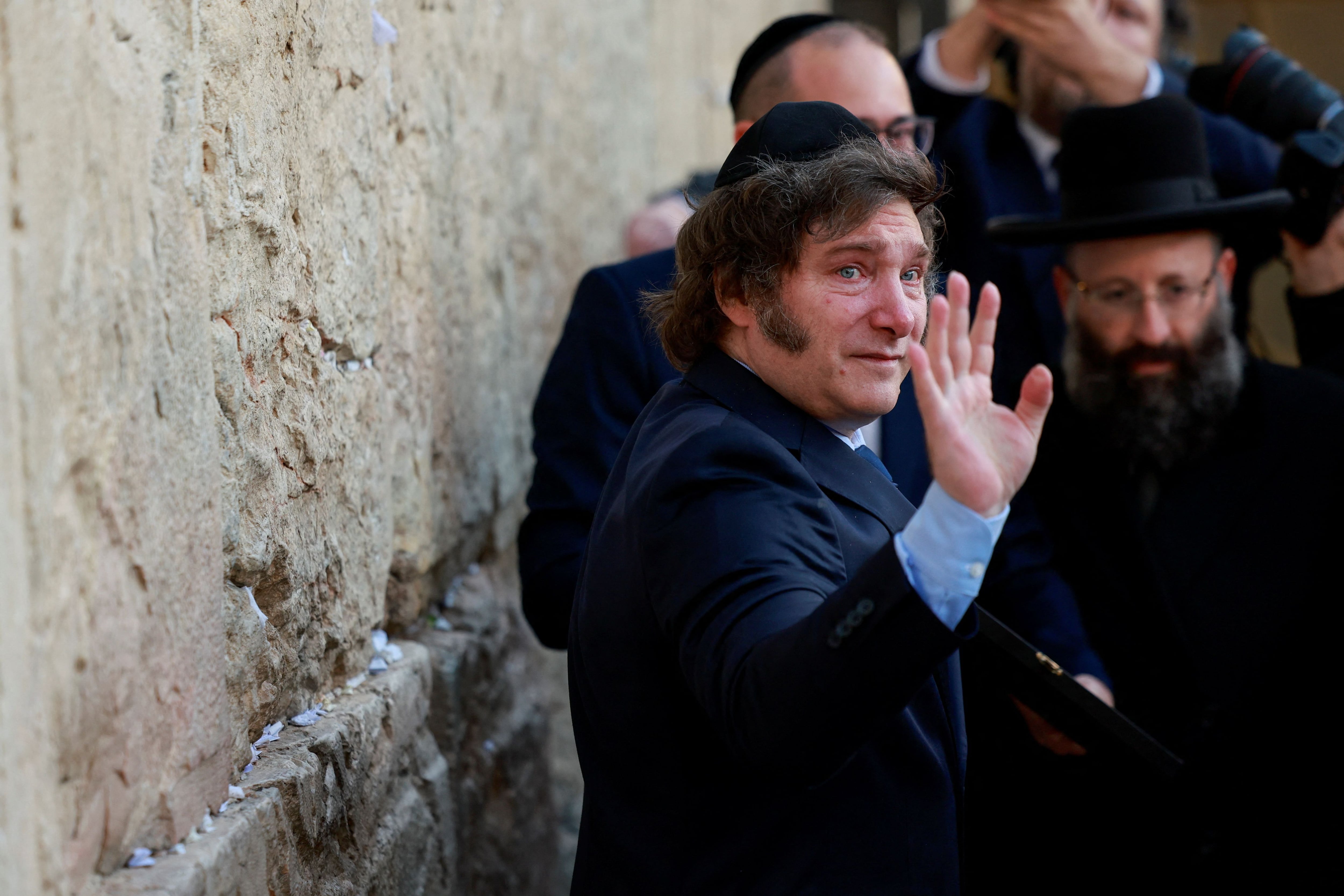 El Presidente rezó ante los restos milenarios del Templo de Jerusalén, primero solo, luego acompañado por su rabino, Axel Wahnish, designado como futuro embajador argentino en el país, y después leyó La Torá en los antiguos túneles cercanos al denominado Kotel.