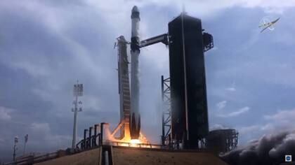 Tras la cuenta regresiva, el cohete Falcon9 de SpaceX despega desde la plataforma 39a del Centro Espacial Kennedy, en Cabo Cañaveral, Florida, la misma que utilizó Neil Armstrong y sus compañeros para ser lanzados a la Luna en 1969 (NASA)