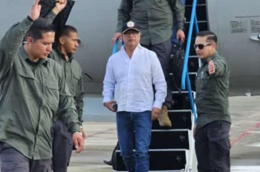 Gustavo Petro aterrizó en Quibdó para atender emergencia por deslizamiento en la vía que conduce a Medellín - crédito @arleisonarcos/X