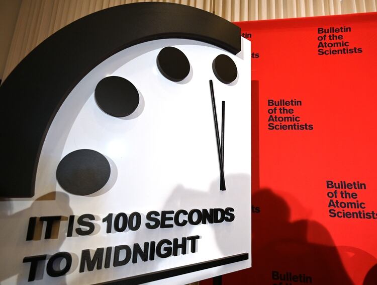 El Reloj del Apocalipsis marca 100 segundos para la medianoche, una decisión tomada por The Bulletin of Atomic Scientists durante un anuncio en el National Press Club en Washington, DC el 23 de enero de 2020 (Foto de Eva Hambach/ AFP)