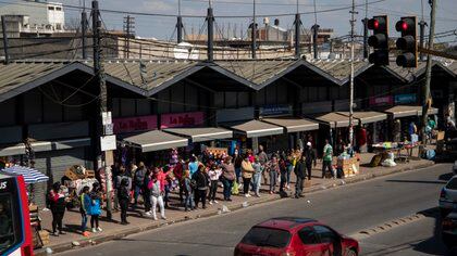Filas de gente esperando colectivos, en cercanías de la misma estación de Laferrere. Un sábado casi normal