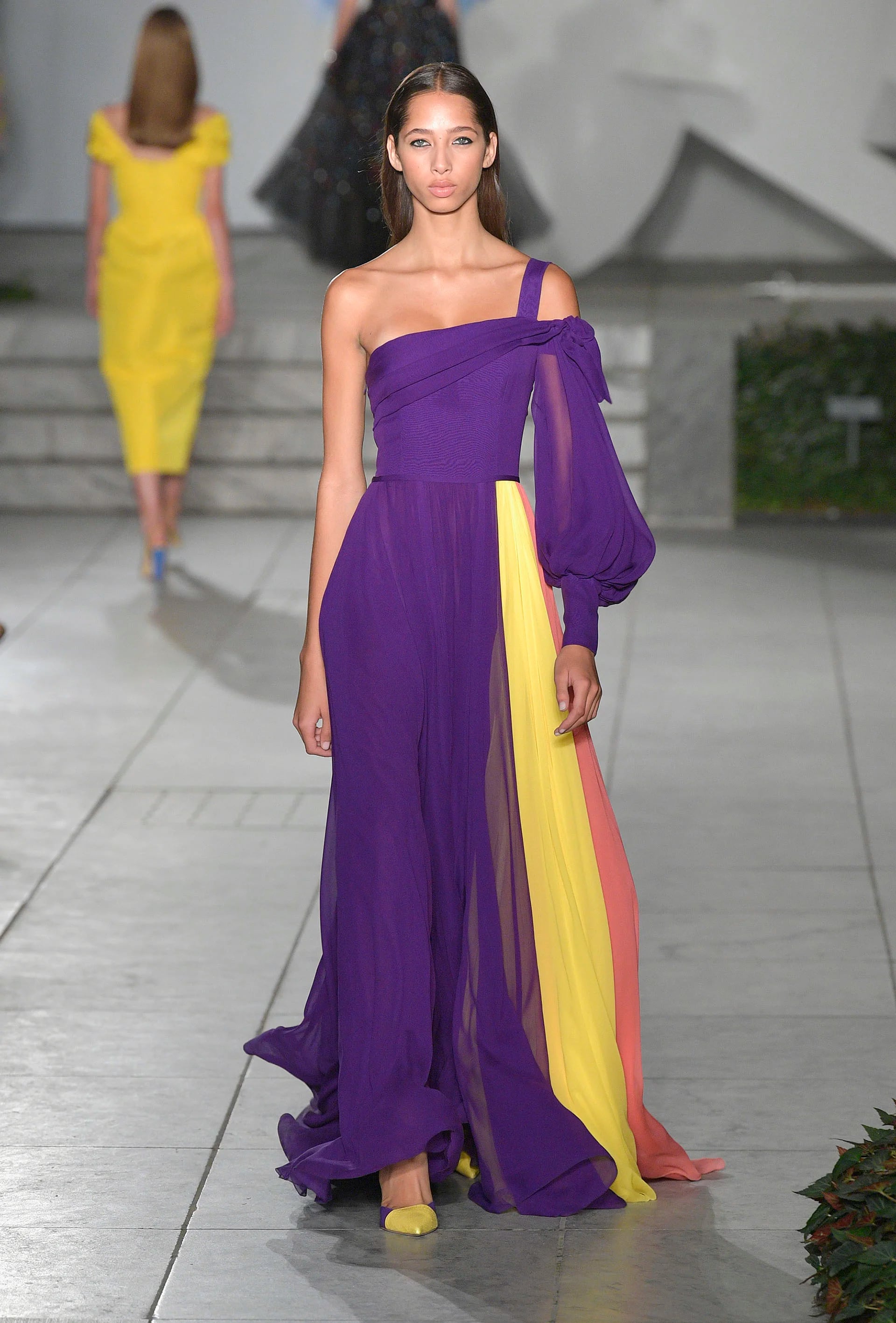 Amarillo, y violeta tiñen de alegría los diseños femeninos de Carolina Herrera - Infobae