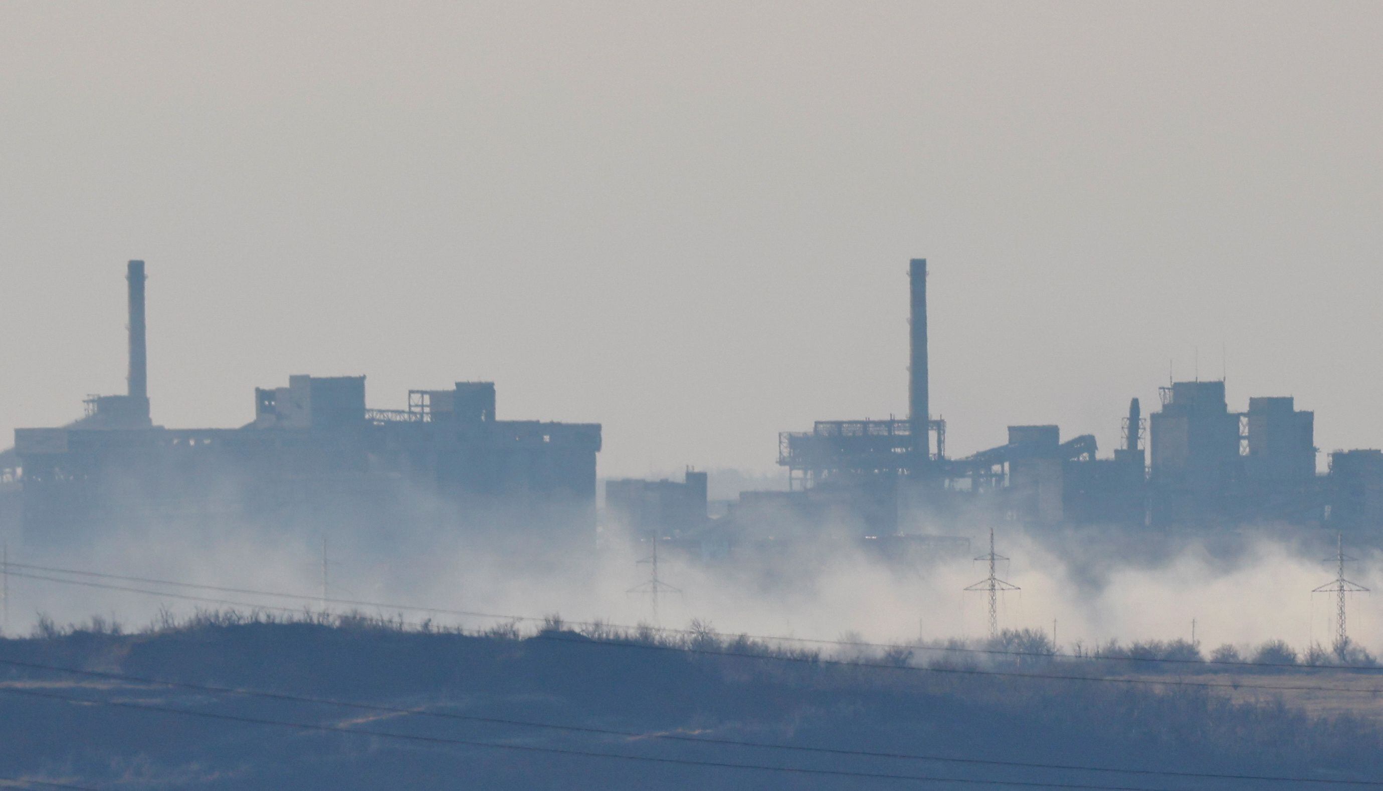 El humo en la planta de coque de Avdiivka (REUTERS/Alexander Ermochenko)