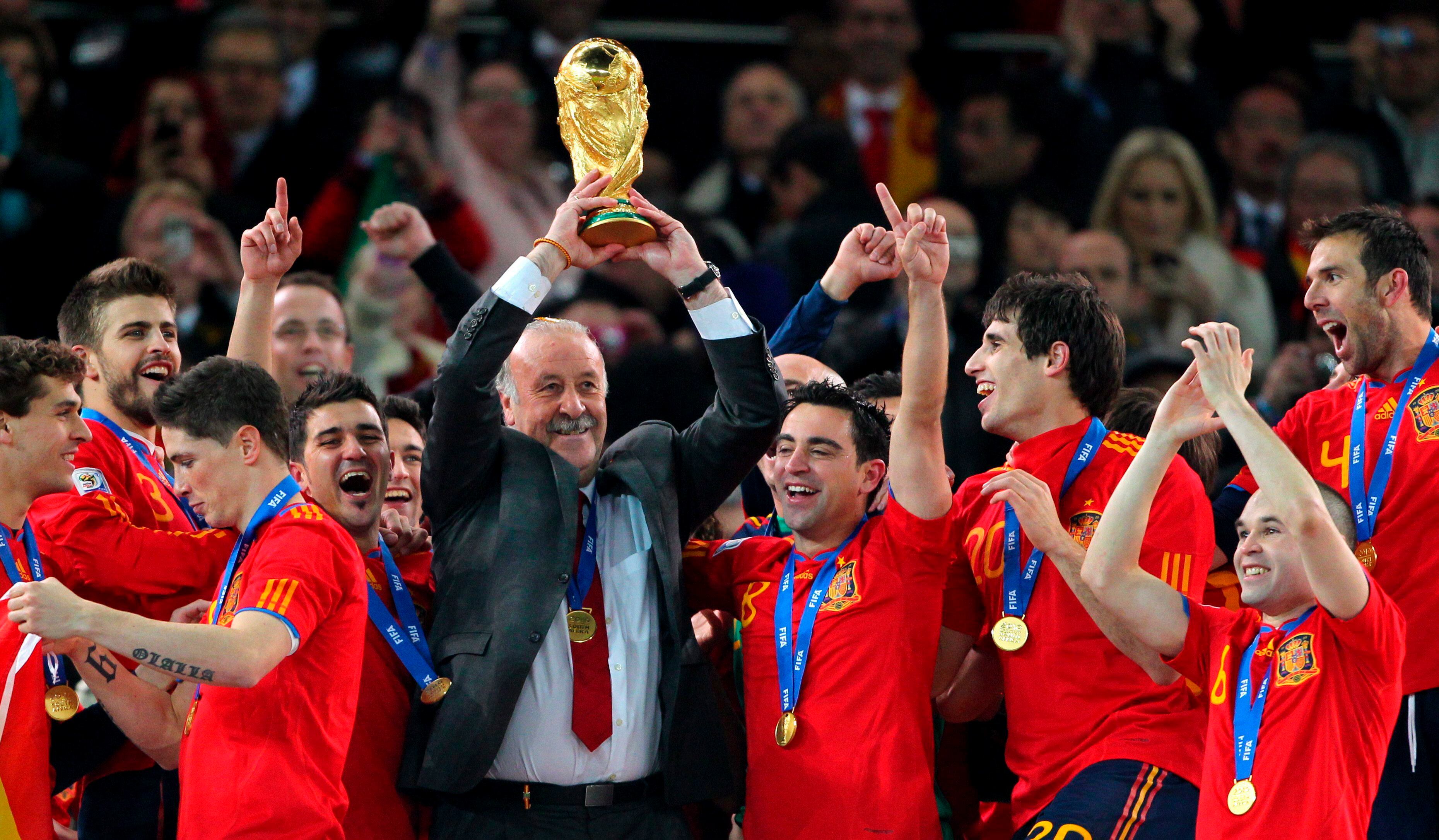 La selección de España cuando salió campeona del Mundial de Sudáfrica 2010 de la mano del DT Vicente Del Bosque. (EFE)