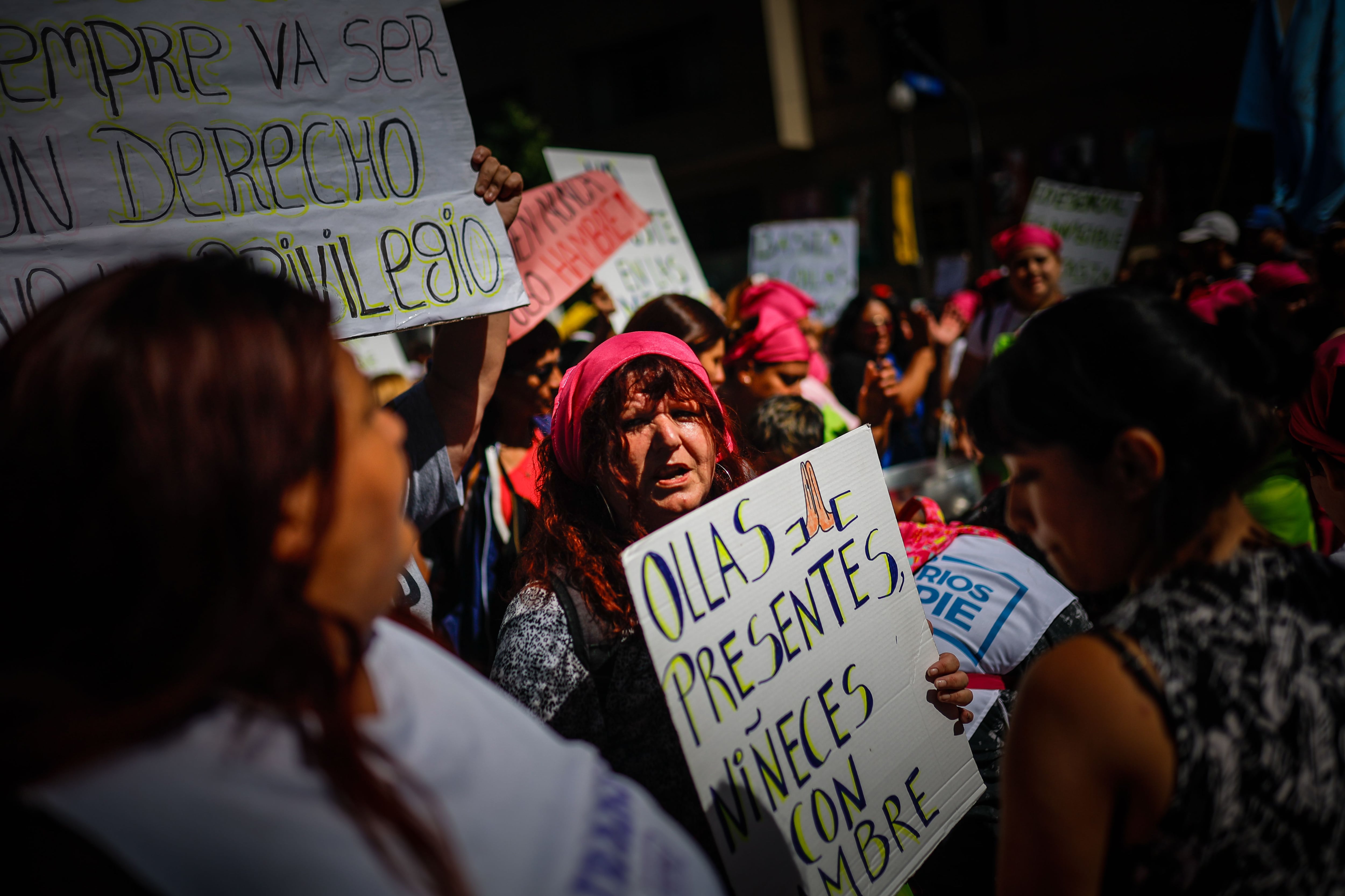 Piqueteros y movimientos sociales reclaman por la falta de alimentos en los comedores comunitarios  EFE/ Juan Ignacio Roncoroni 