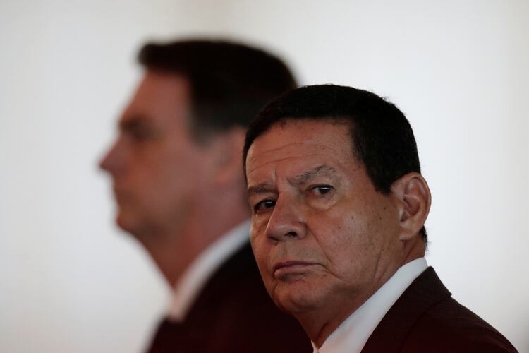 Hamilton Mourao junto a Jair Bolsonaro (Foto: REUTERS)