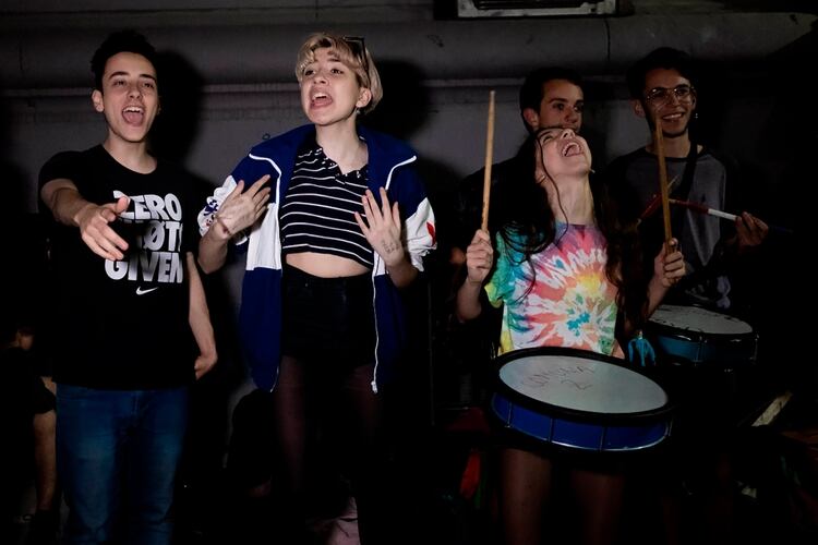 Izquierda a derecha: Tomas Della Valle, Uma Seselovsky e Irene Wiesznia, compañeros de Mira en 