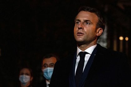 Foto del viernes del presidente Emmanuel Macron hablando después de que un hombre fuera asesinado en el suburbio parisino de Conflans St Honorine. 
Oct 16, 2020. Abdulmonam Eassa/Pool via REUTERS