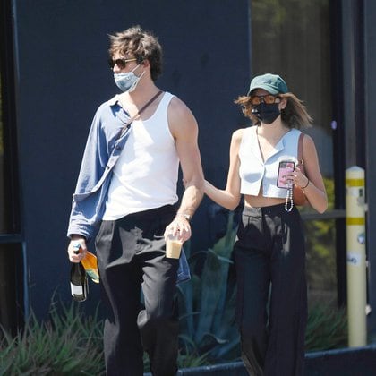 Kaia Gerber y Jacob Elordi dieron un romántico paseo por las calles de Los Ángeles. La pareja salió a caminar y aprovechó la ocasión para comprar café en una reconocida tienda. Además, el actor cargó una botella de champagne (Fotos: The Grosby Group)