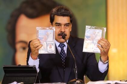 Nicolás Maduro mostrando documentación de los arrestados (Miraflores Palace/Handout via REUTERS)